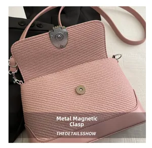 Gros plan du sac tissé rose avec un fermoir magnétique argenté de haute qualité