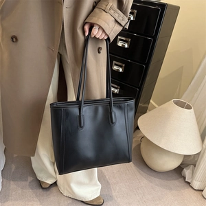 Klassische schwarze Leder-Einkaufstasche mit dünnen Trägern und mattem Finish für Damen