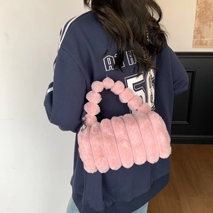Sac bandoulière en fausse fourrure rose avec poignée en pompon et chaîne argentée chic
