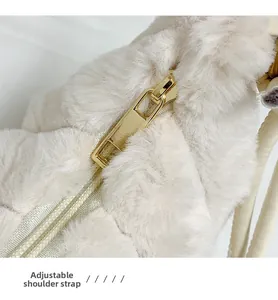 Détail d'un sac en fausse fourrure avec fermeture éclair dorée et bandoulière réglable