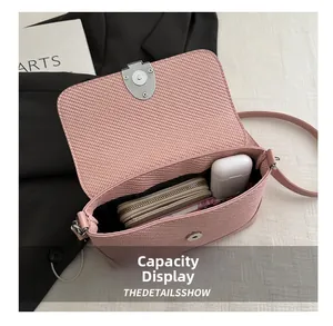 Vue intérieure du sac rose montrant l'espace pour portefeuille et écouteurs