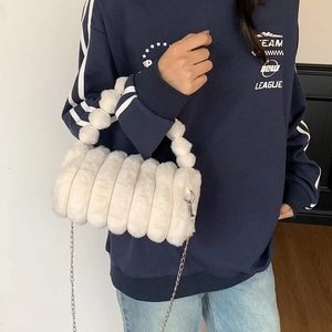 Sac à main blanc en fausse fourrure matelassée avec bandoulière en chaîne pour femmes