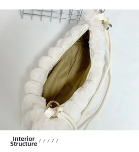 Détail de la structure interne du sac en peluche avec texture bouffante et zip doré