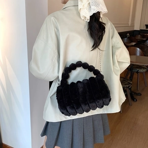 Sac à main chic en fausse fourrure noire avec poignée ronde et bandoulière en chaîne argent
