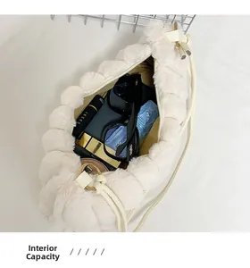 Vue détaillée de l'intérieur du sac en peluche montrant sa capacité de rangement