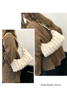 Détail du sac à bandoulière blanc en peluche avec fausse fourrure et lanière en cuir