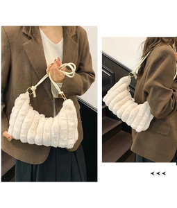 Détail d'un sac à bandoulière en peluche blanche avec texture velours côtelé vertical