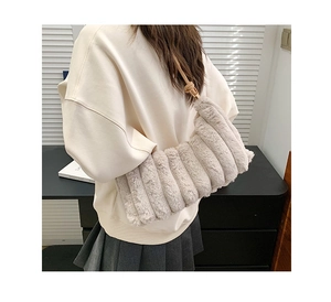 Détail du sac à main en peluche gris avec rayures verticales et fine bandoulière marron