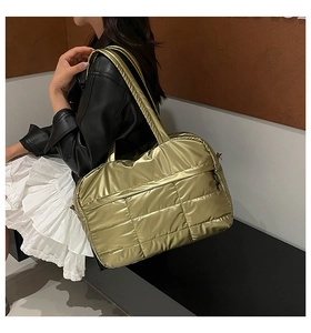 Dettaglio della borsa da viaggio trapuntata in poliestere con tasca esterna a zip