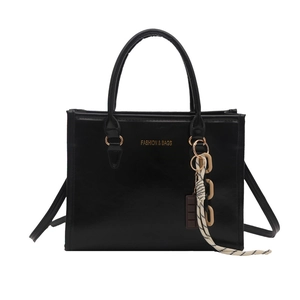 Sac fourre-tout minimaliste en similicuir noir avec lettrage doré et breloque