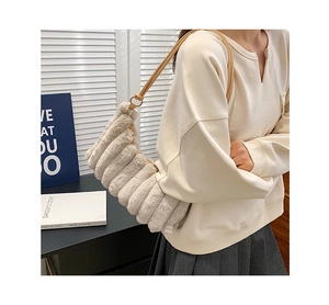 Détail du sac bandoulière en peluche avec texture côtelée et fine lanière en cuir