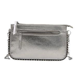 Chique zilveren metallic crossbodytas met ketting en punk klinknageldetails op witte achtergrond