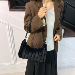 Sac bandoulière tendance en fausse fourrure noire avec texture côtelée et boucles dorées