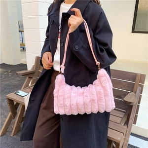 Sac à bandoulière en fausse fourrure rose avec texture nervurée et fine lanière
