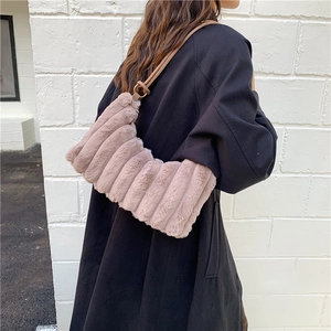 Sac à épaule chic en peluche rose avec surpiqûres verticales et bandoulière en cuir