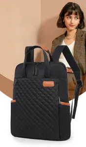 Détail d'un grand sac à dos en oxford avec motif matelassé en losange et finitions en cuir
