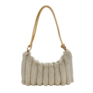 Sac à main chic en peluche crème avec rayures verticales et bandoulière fine en cuir