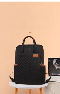 Détail du sac à dos professionnel matelassé noir avec ordinateur et finitions en cuir orange