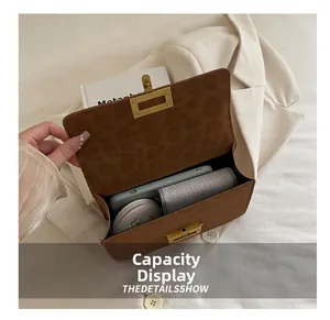 Vue intérieure d'un sac bandoulière léopard marron montrant sa capacité de rangement