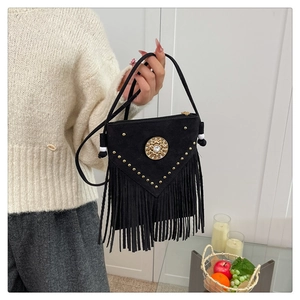Dettaglio borsa a tracolla in camoscio nero con borchie dorate, strass e lunghe frange