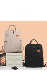 Détails de sacs à dos matelassés beige et noir avec des poignées en cuir orange