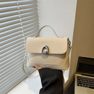 Sac bandoulière beige tissé chic avec boucle fer à cheval argentée et poignée