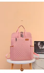 Sac à dos Oxford rose avec poche avant matelassée en losanges et bordures en cuir brun