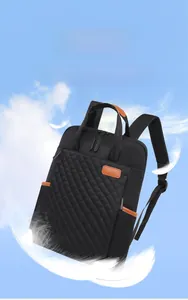 Détail d'un sac à dos léger en tissu oxford matelassé, pesant seulement 0,38 kg
