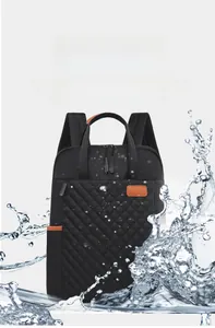 Détail du tissu haute densité imperméable avec technologie anti-éclaboussures pour sac à dos