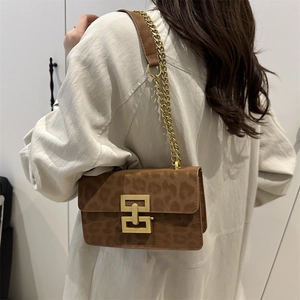 Sac bandoulière vintage à imprimé léopard avec chaîne dorée et boucle géométrique