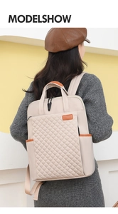 Détail du sac à dos crème matelassé avec finitions en cuir marron porté par un mannequin