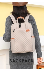 Sac à dos en tissu Oxford matelassé avec détails en cuir marron vu de dos sur un mannequin