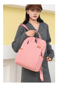 Détail du sac à dos en nylon rose matelassé avec écusson en cuir marron sur le devant
