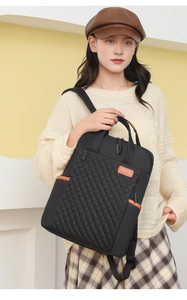 Détail d'un sac à dos pour ordinateur portable matelassé noir avec finitions en cuir marron