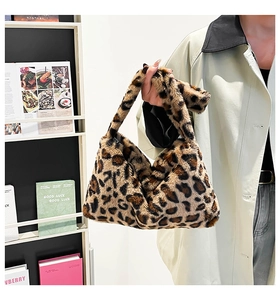 Gros plan d'un sac à main léopard en peluche avec texture douce en fausse fourrure