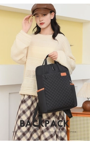 Détail d'un sac à dos en nylon imperméable avec motif matelassé et bordures en cuir orange