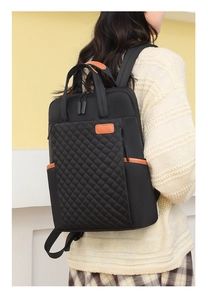 Vue détaillée d'un sac à dos Oxford noir matelassé pour femme avec détails en cuir