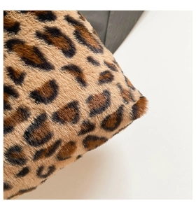 Gros plan sur la texture en fausse fourrure léopard et le matériau du sac d'hiver