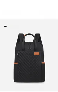 Détail du sac à dos d'affaires noir en tissu Oxford avec face avant matelassée