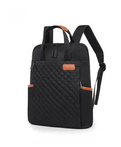 Détail du sac à dos noir matelassé en tissu Oxford avec garniture en cuir marron