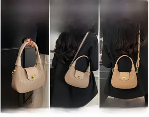 Dettaglio borsa intrecciata beige con chiusura dorata e varianti a mano e tracolla