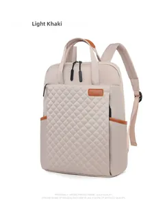 Détail du sac à dos oxford kaki clair avec surpiqûres en losange et garniture cuir