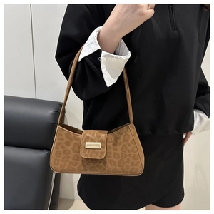 Detailansicht der Baguette-Tasche mit Leopardenmuster, Goldverschluss und Schulterriemen