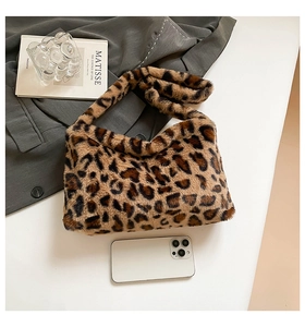 Détail du sac cabas en fausse fourrure léopard montrant la texture et la taille avec mobile