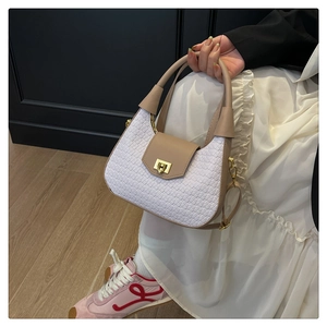 Dettaglio della trama intrecciata bianca con patta in pelle kaki e chiusura a girello oro