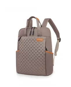 Détail du sac à dos oxford kaki foncé avec poche matelassée et garnitures en cuir brun