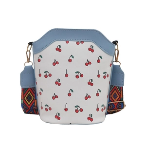 Borsa a secchiello bianca con stampa ciliegia, bordo blu e tracolla larga jacquard