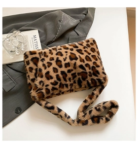 Détail du sac cabas en peluche imprimé léopard avec large bandoulière en fourrure