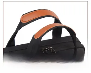 Détail de sac à dos en nylon avec doubles poignées rembourrées en cuir marron