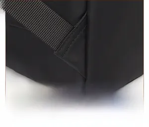 Détail de la couture renforcée de la sangle réglable sur sac à dos noir en nylon